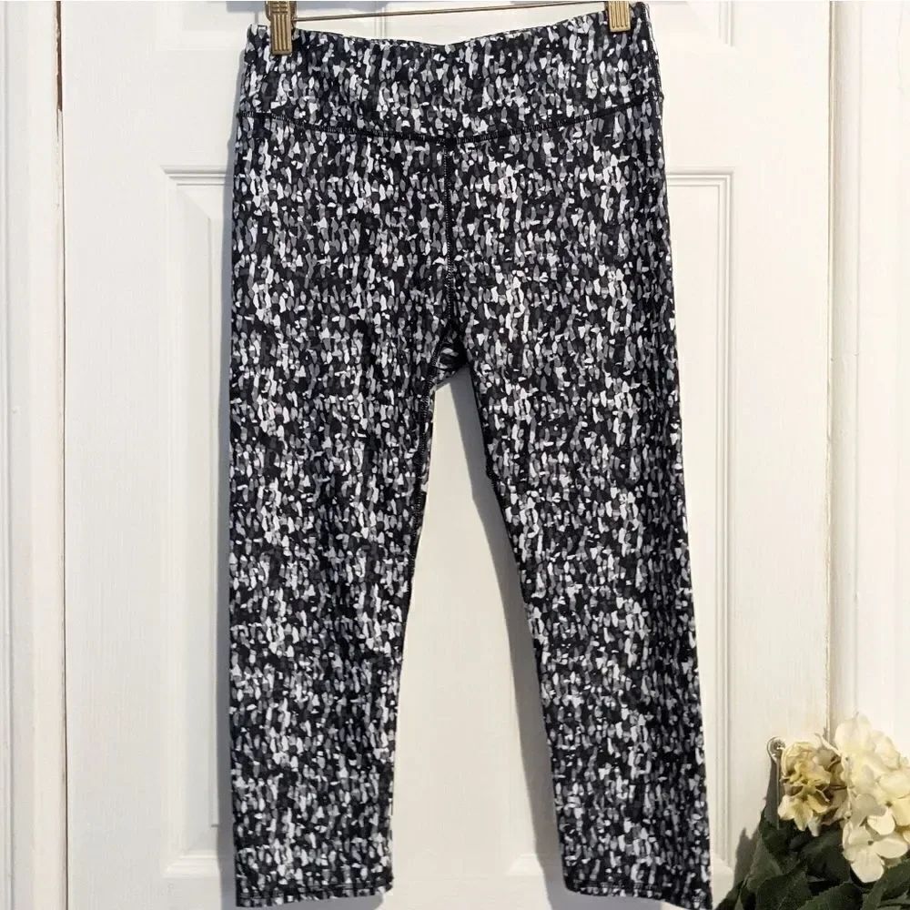 Fabletics Midrise Printer Powerhold Capri Leggings